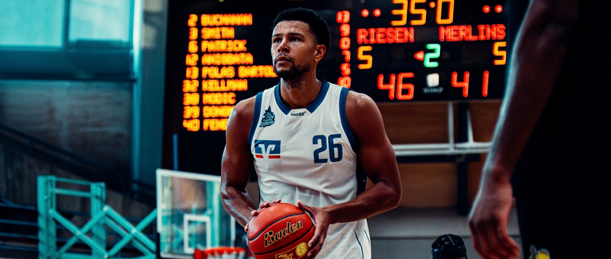 Aktuelles Bild: Marvin Ogunsipe bei Freiwurf