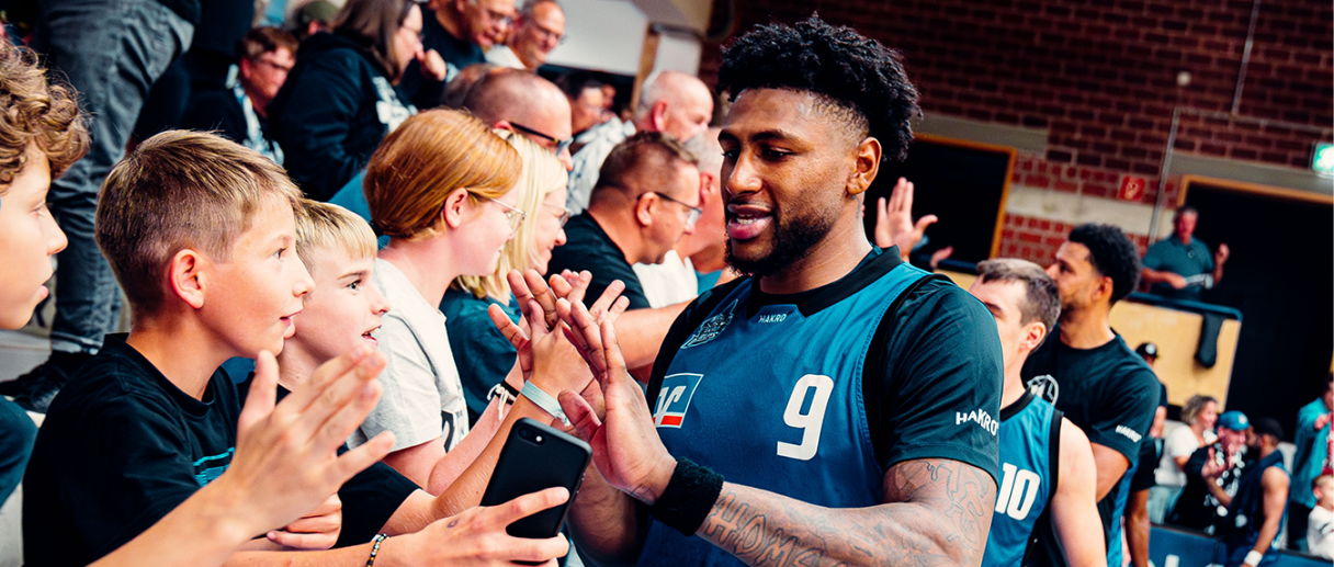 Aktuelles Bild: Anthony Gaines beim Abklatschen mit den Fans nach dem Spiel