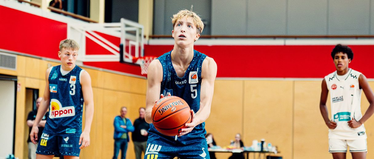 Aktuelles Bild: Merlins-Spieler beim Freiwurf