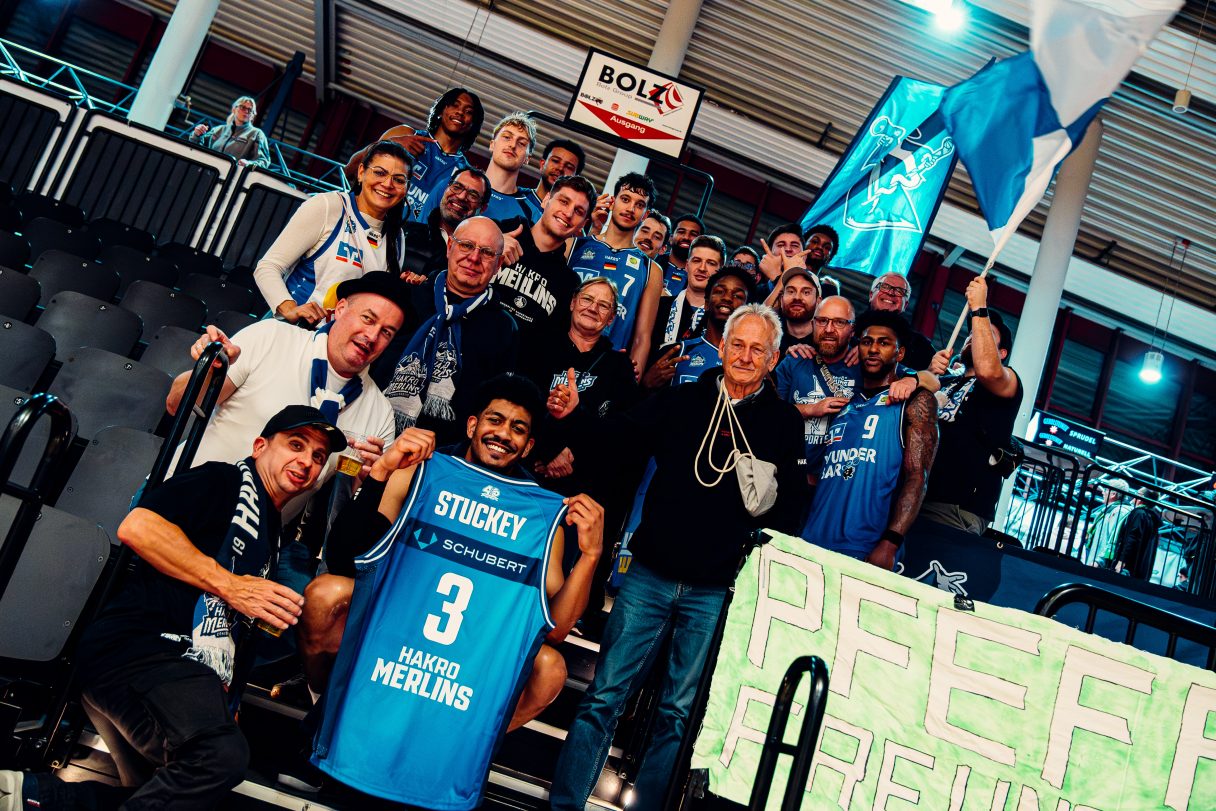 Aktuelles Bild: Jubelbild mit Merlins-Fans
