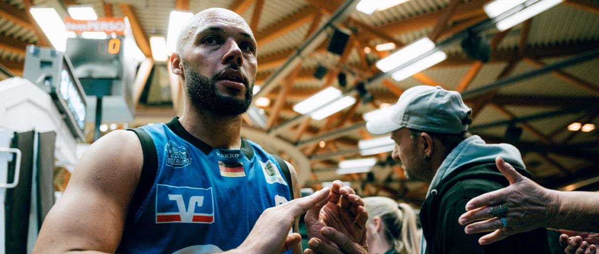 Aktuelles Bild: Moe Stuckey klatscht mit Fans ab