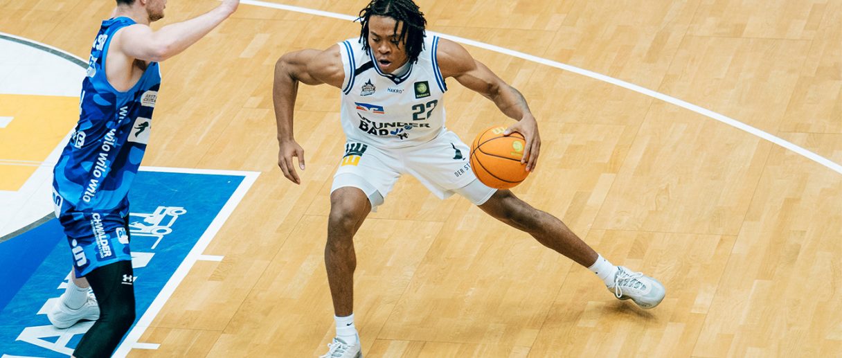 Aktuelles Bild: TJ Madlock am Ball