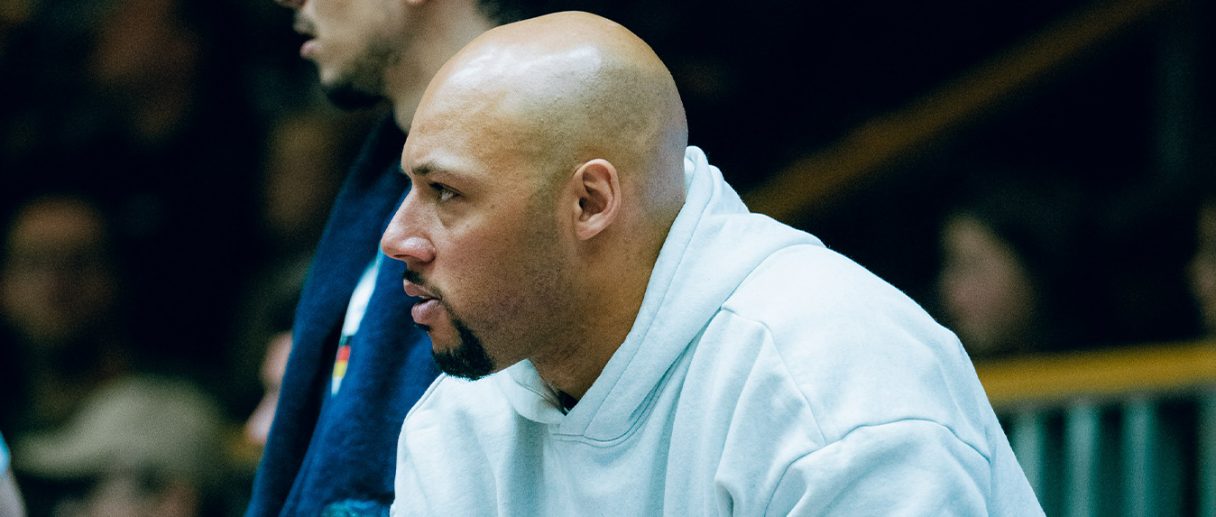 Aktuelles Bild: Moe Stuckey auf der Bank beim Anfeuern