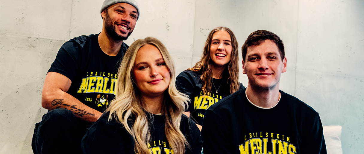 Das aktuelle Bild hat keinen Alternativtext. Der Dateiname ist: Meldung-40-Jahre-Merch.png