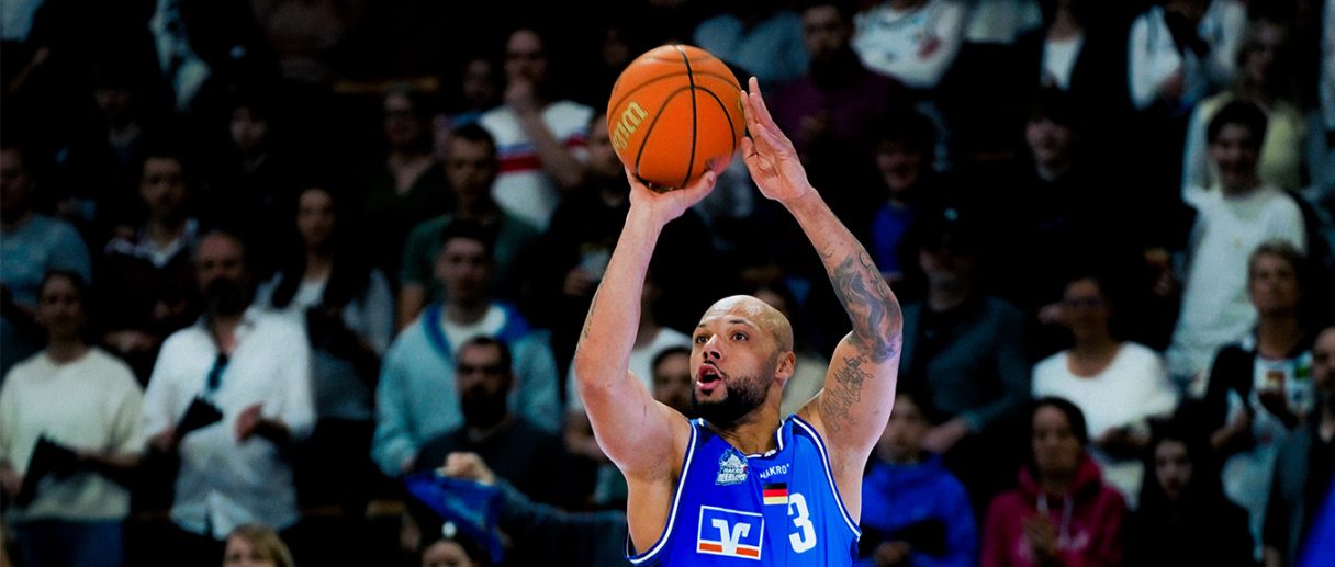 Aktuelles Bild: Moe Stuckey wirft den Dreier