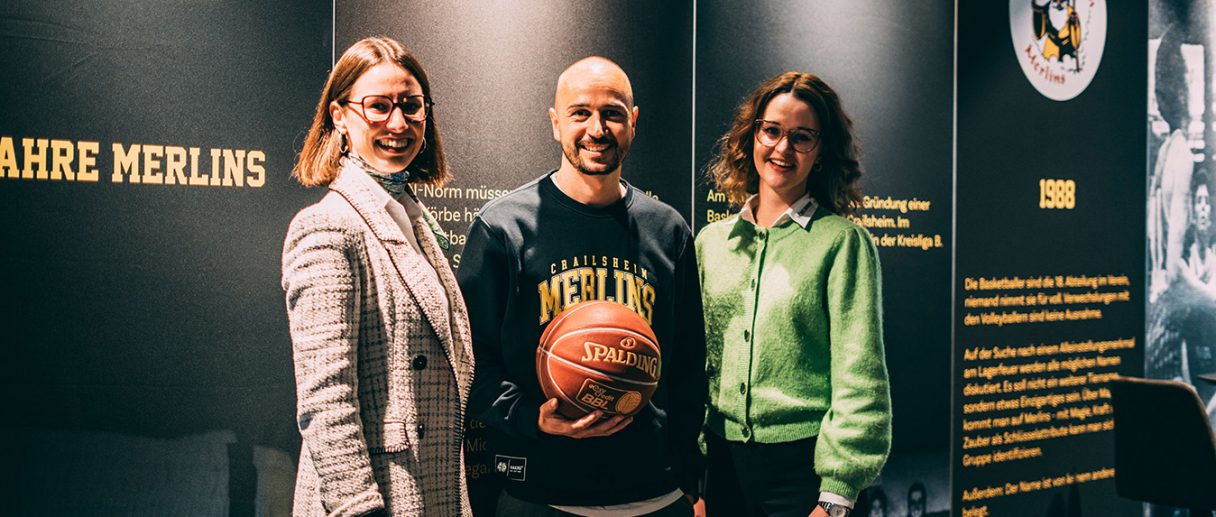 Aktuelles Bild: Nina Stöferle, Lukas Lienert und Jenny Stöferle vor der Merlins Ausstellung