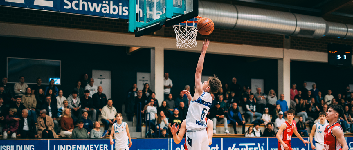 Aktuelles Bild: U16-Spieler Linus Ohr mit Korbleger