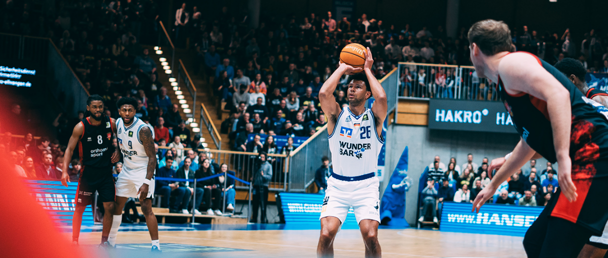 Aktuelles Bild: Marvin Ogunsipe beim Freiwurf