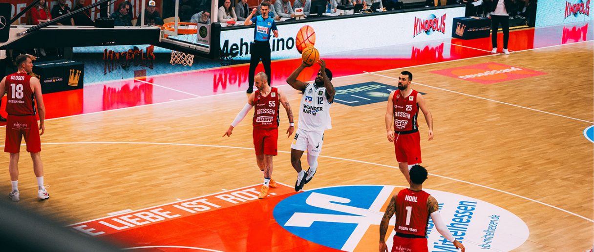 Das aktuelle Bild hat keinen Alternativtext. Der Dateiname ist: Vorbericht-Paderborn.jpg