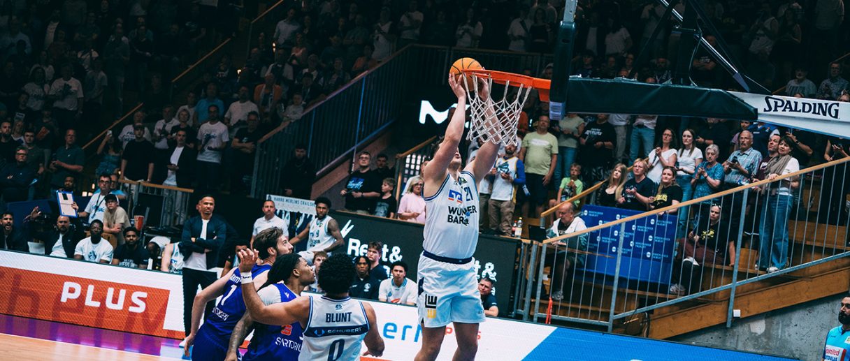 Aktuelles Bild: Till Isemann beim Dunking