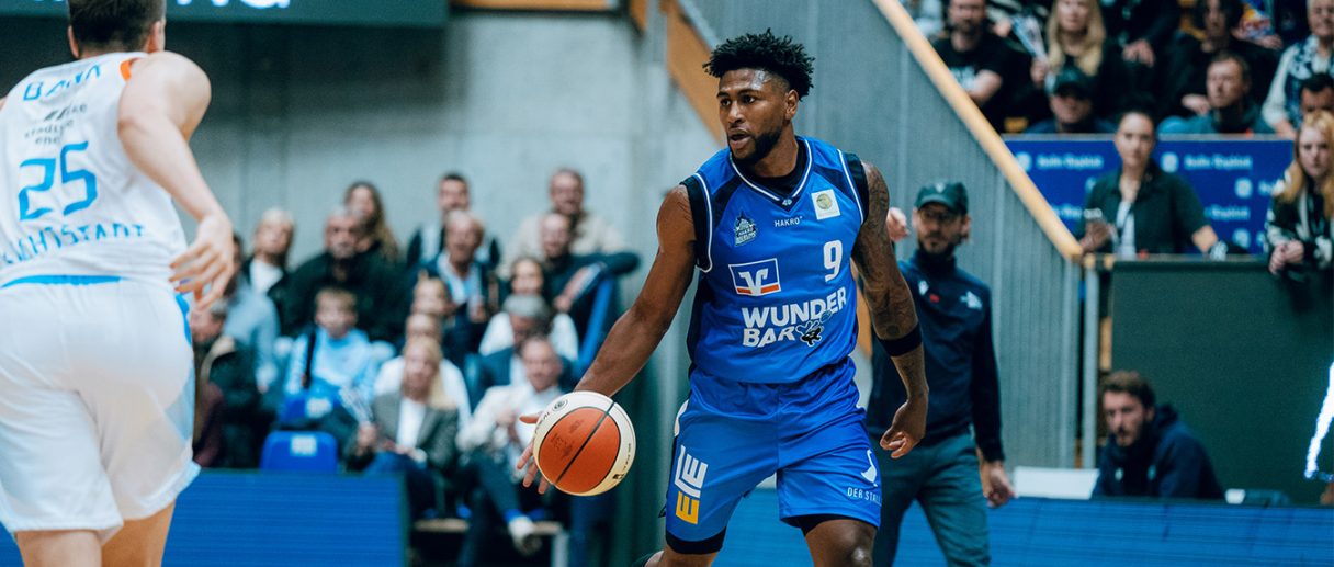 Aktuelles Bild: Anthony Gaines bringt den Ball