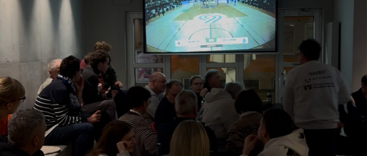 Aktuelles Bild: Public Viewing in der Wunderbar