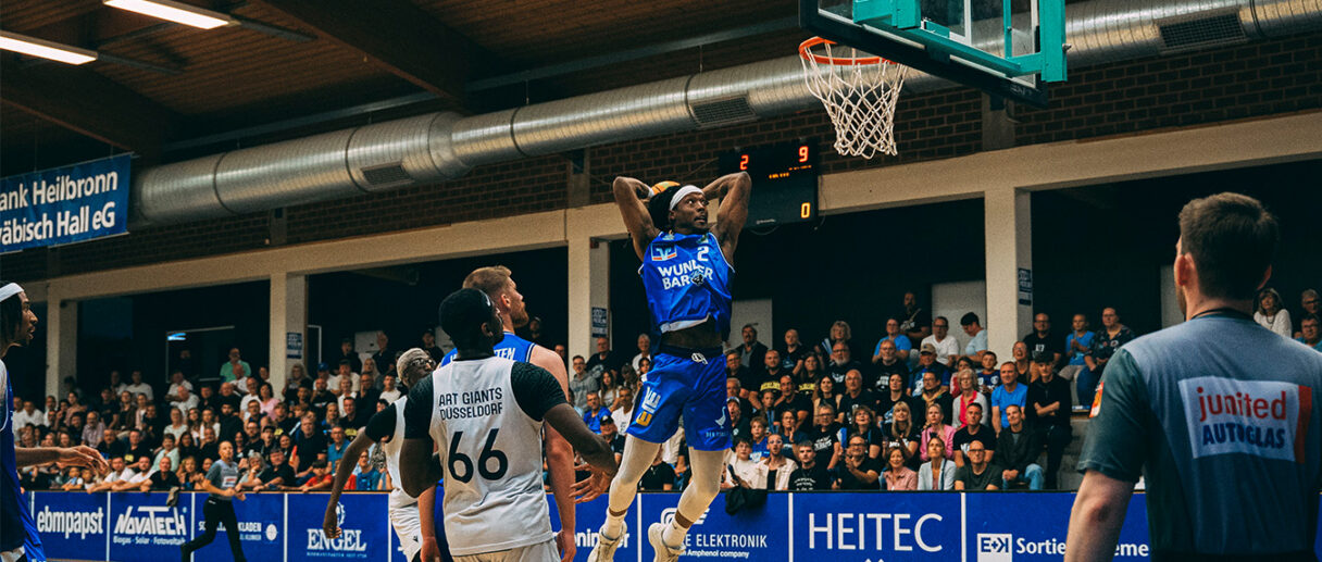 Aktuelles Bild: Courtney Alexander beim Dunking