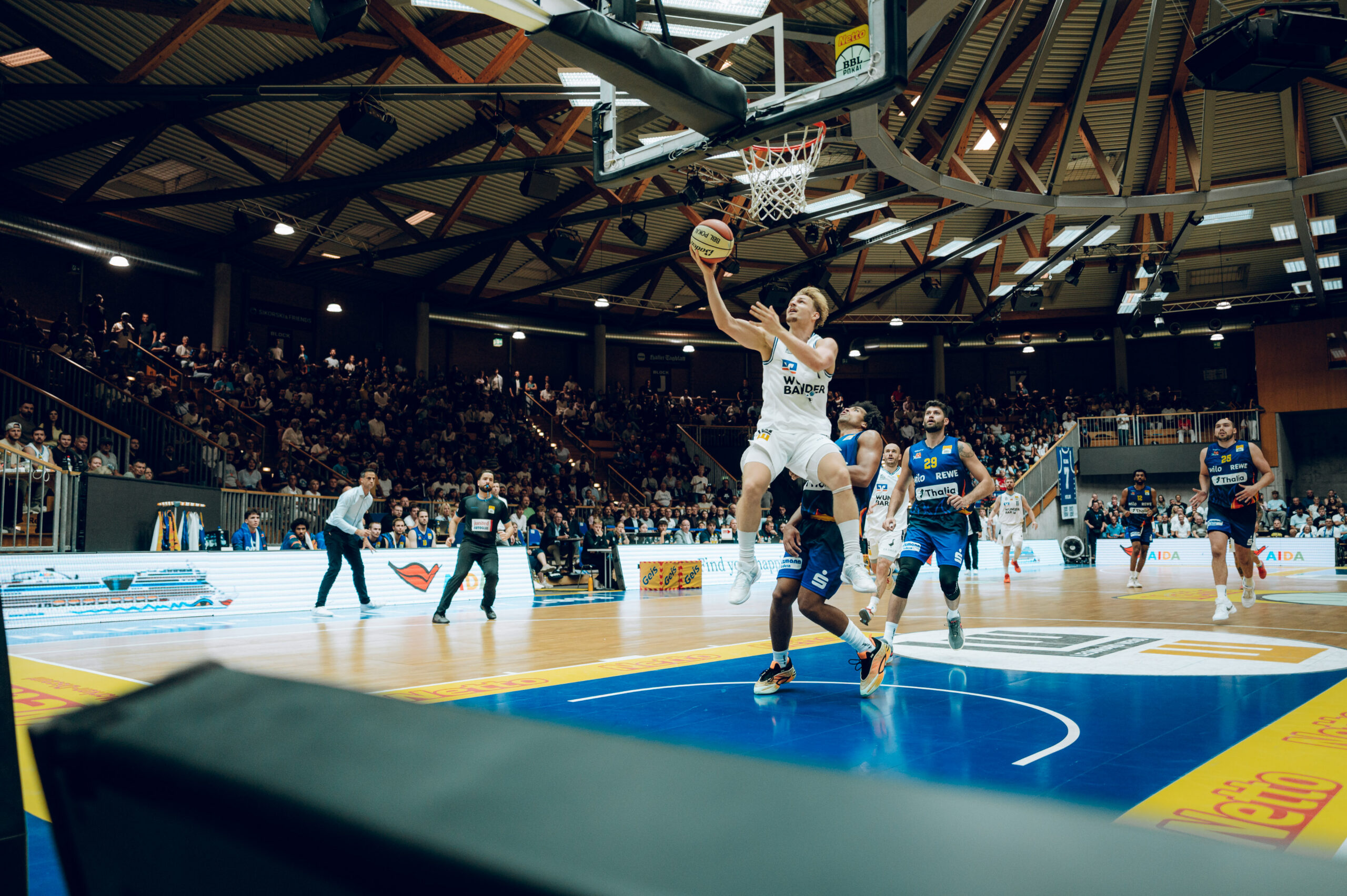Lucas Mayer mit Korbleger