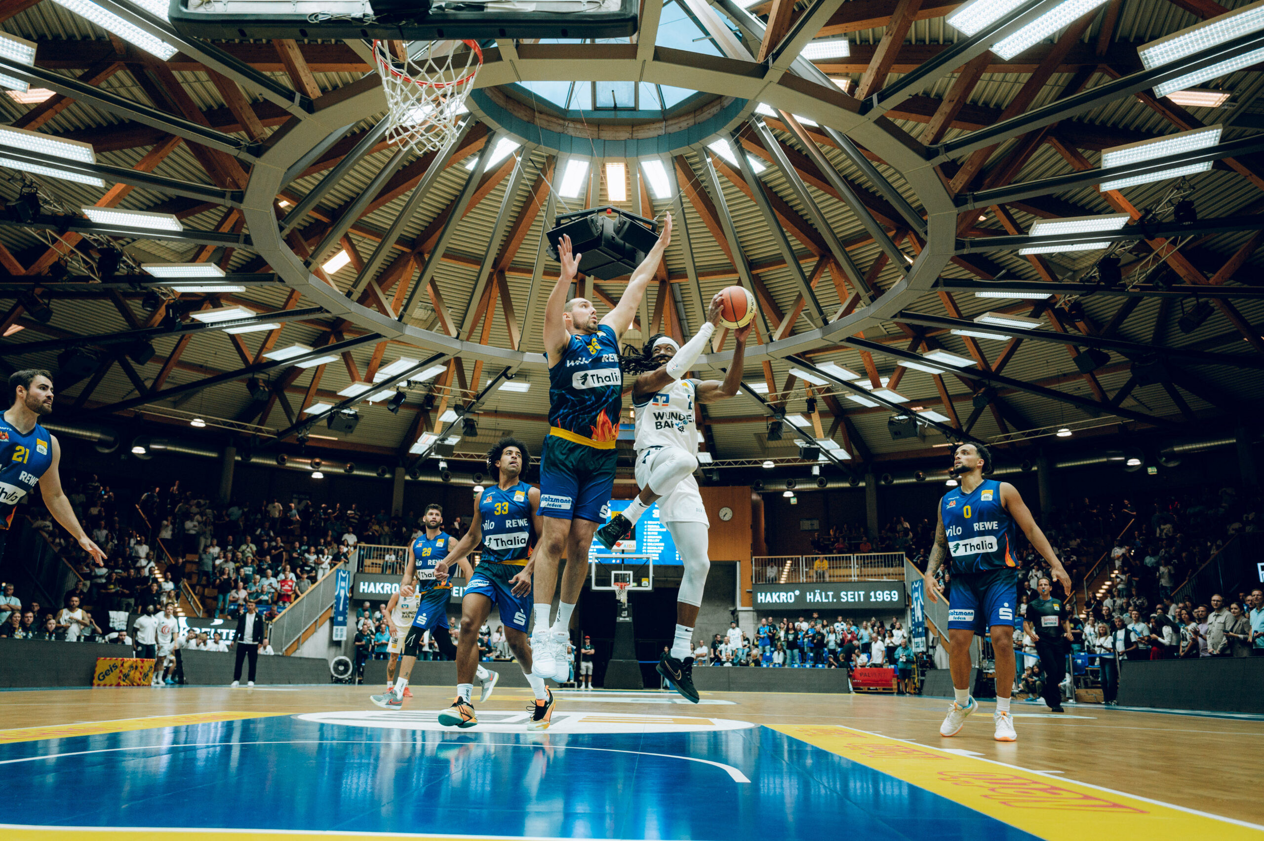 Courtney Alexander beim Kampf um den Rebound