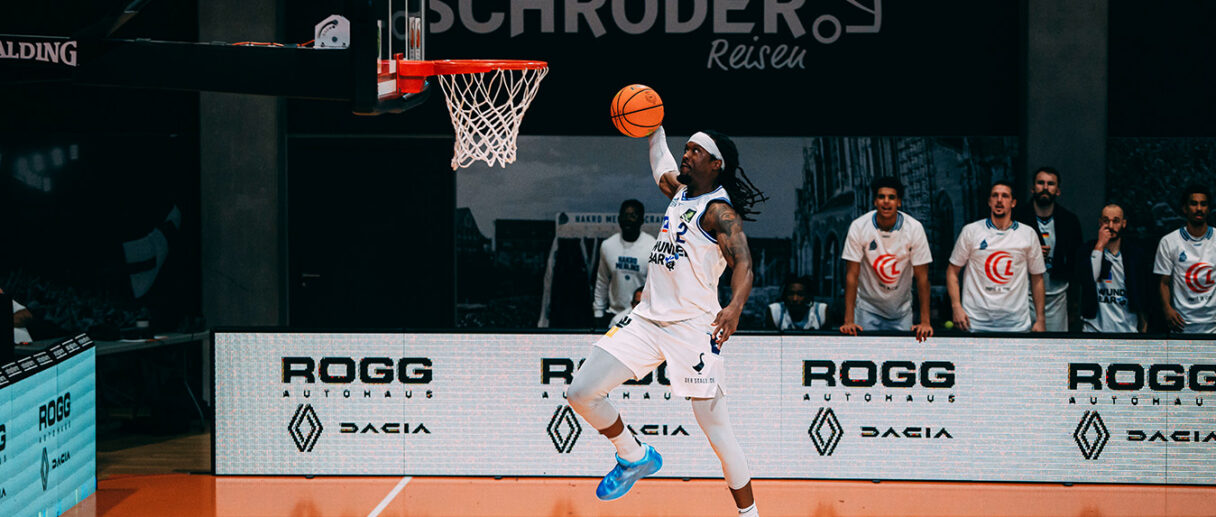 Aktuelles Bild: Courtney Alexander mit dem Dunking