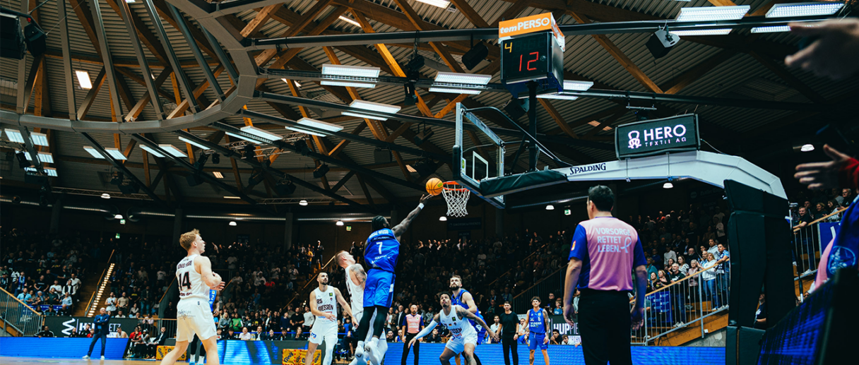 Aktuelles Bild: Dylan Addae-Wusu beim Korbleger