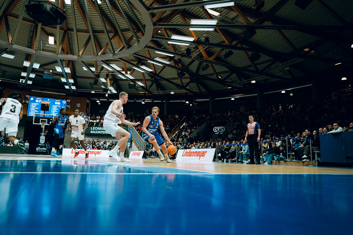 Lucas Mayer mit Zug zum Korb