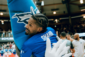 Vinnie Shahid umarmt Hutini