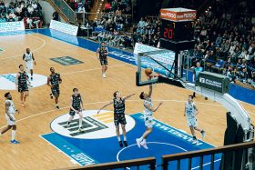 Nico Santana mit Korbleger