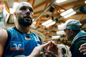 Moe Stuckey klatscht mit Fans ab