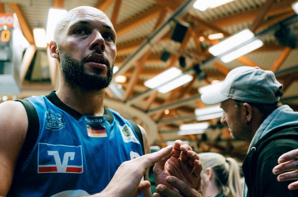 Moe Stuckey klatscht mit Fans ab