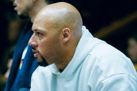 Moe Stuckey auf der Bank beim Anfeuern