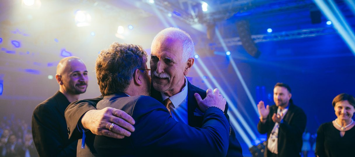 Eberhard Spies und Martin Romig umarmen sich