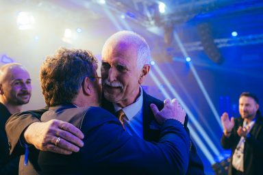 Eberhard Spies und Martin Romig umarmen sich