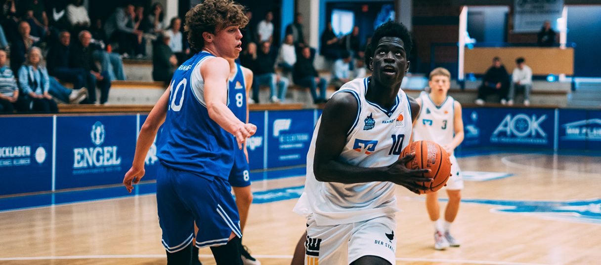 Jugend Bundesligaspieler mit Zug zum Korb