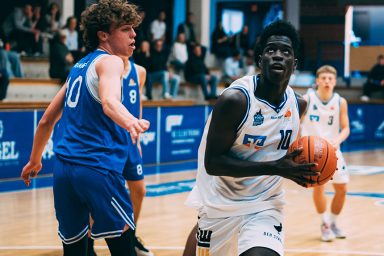 Jugend Bundesligaspieler mit Zug zum Korb