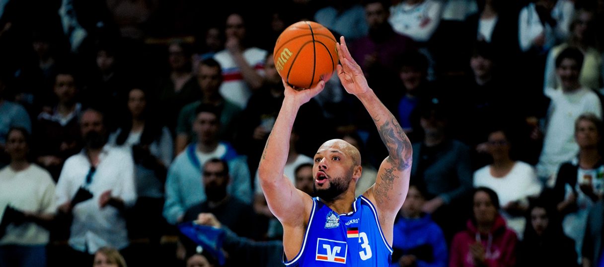 Moe Stuckey wirft den Dreier