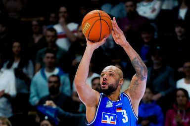 Moe Stuckey wirft den Dreier