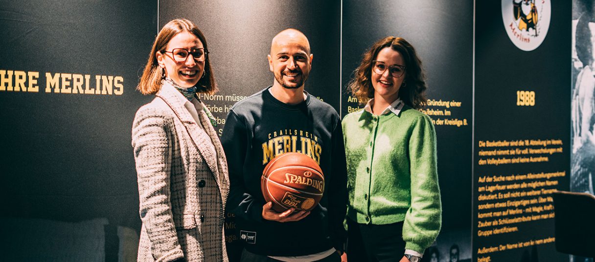Nina Stöferle, Lukas Lienert und Jenny Stöferle vor der Merlins Ausstellung