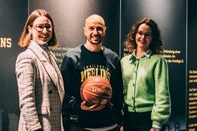 Nina Stöferle, Lukas Lienert und Jenny Stöferle vor der Merlins Ausstellung