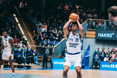 Marvin Ogunsipe beim Freiwurf