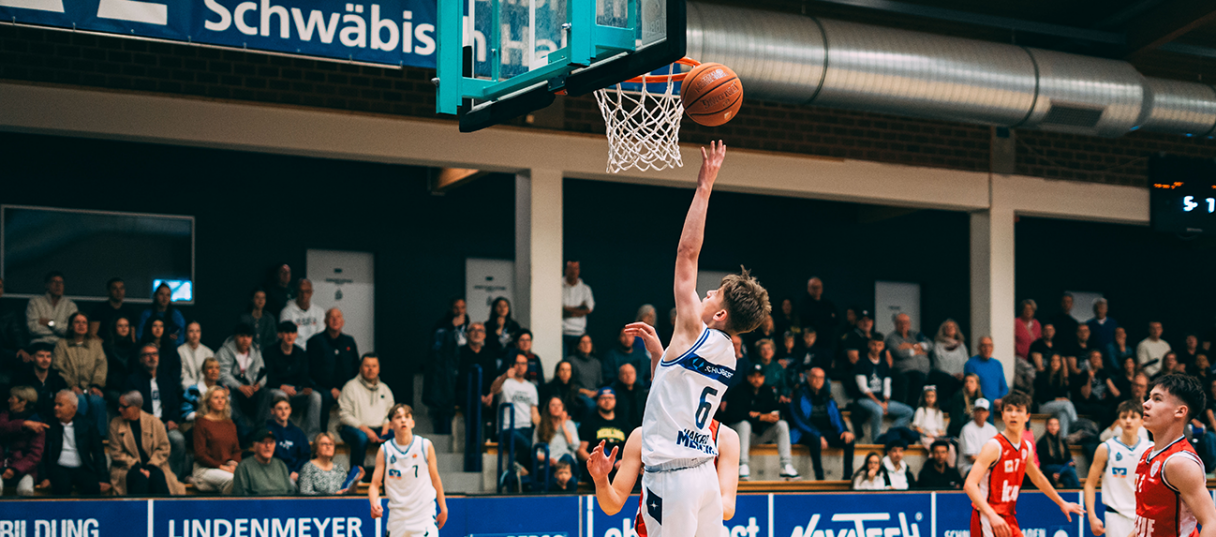 U16-Spieler Linus Ohr mit Korbleger