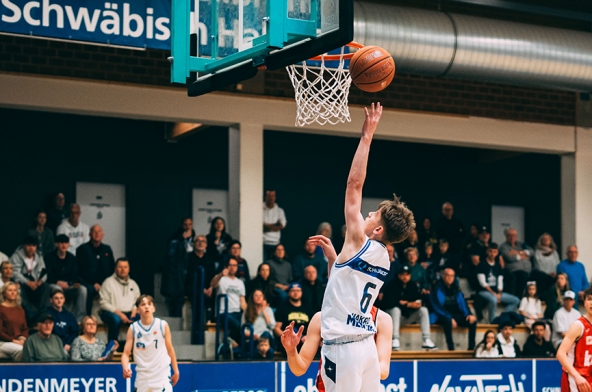 U16-Spieler Linus Ohr mit Korbleger