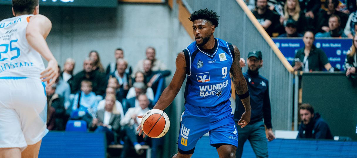 Anthony Gaines bringt den Ball