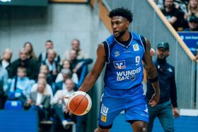 Anthony Gaines bringt den Ball