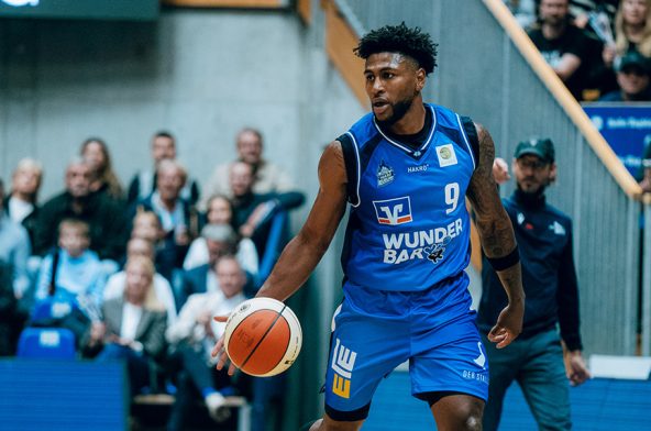 Anthony Gaines bringt den Ball