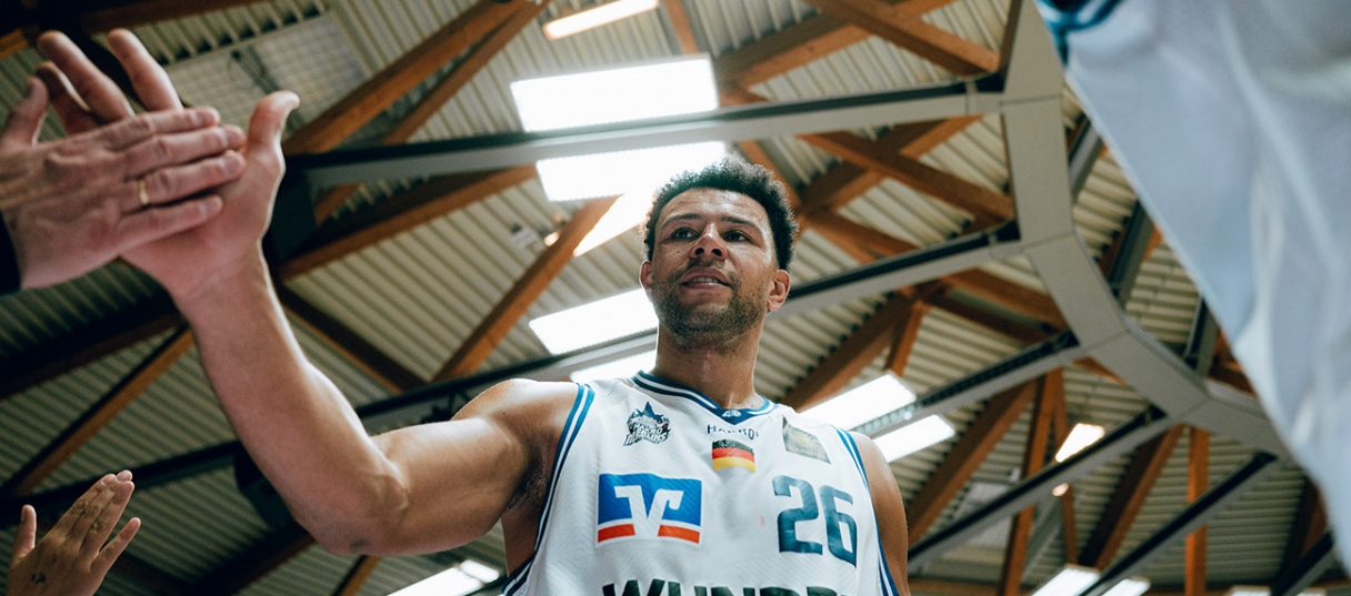 Marvin Ogunsipe klatscht mit der Bank ab