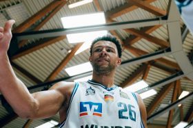 Marvin Ogunsipe klatscht mit der Bank ab