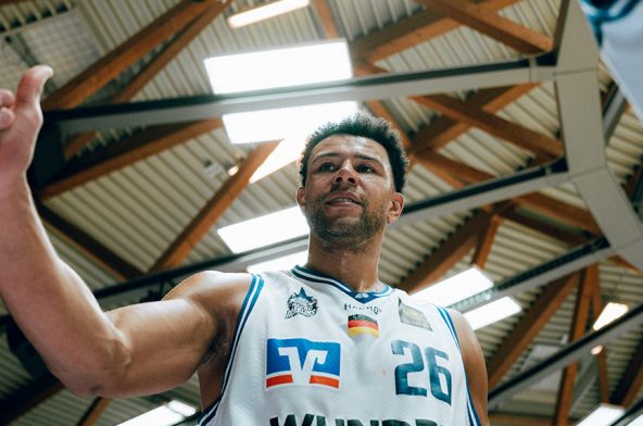 Marvin Ogunsipe klatscht mit der Bank ab