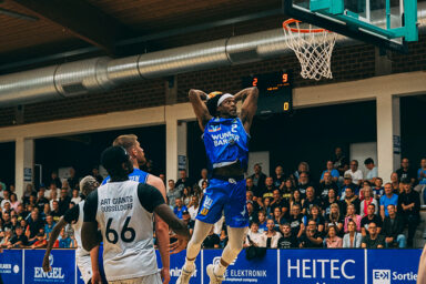 Courtney Alexander beim Dunking