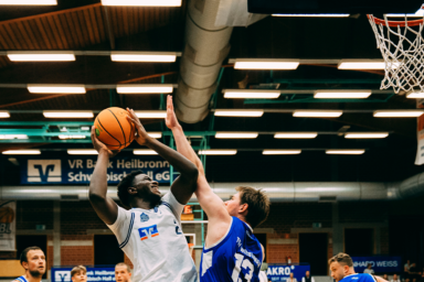 Lakhat im Kampf um den Rebound