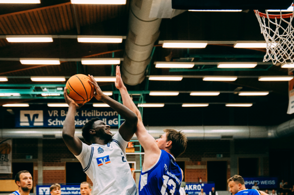 Lakhat im Kampf um den Rebound