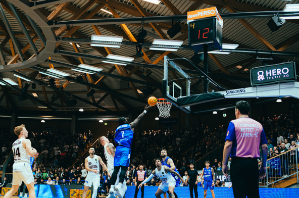Dylan Addae-Wusu beim Korbleger