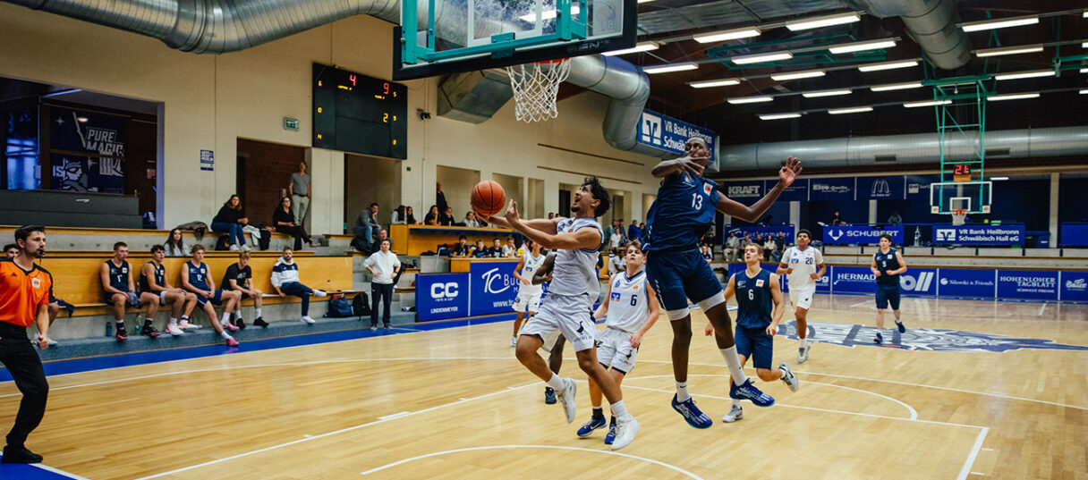 Ege Gülmez mit dem Korbleger