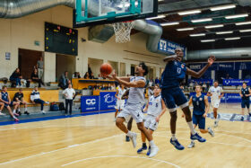 Ege Gülmez mit dem Korbleger